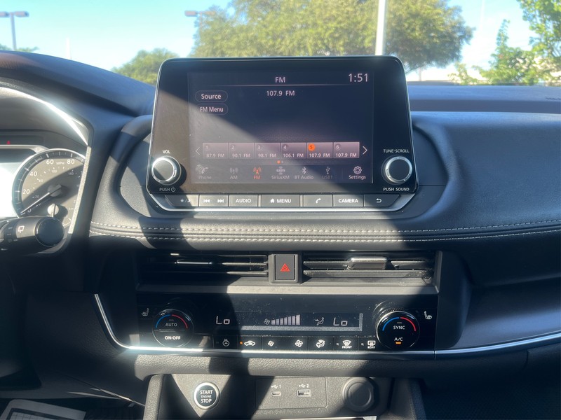 Nissan Rogue Vehicle Full-screen Gallery Image 12