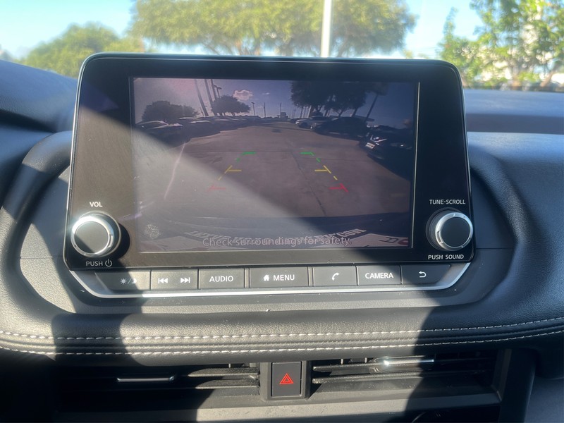 Nissan Rogue Vehicle Full-screen Gallery Image 17