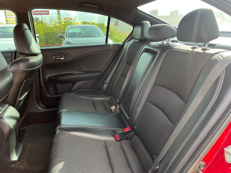 Honda Accord Sedan Vehicle Full-screen Gallery Image 10