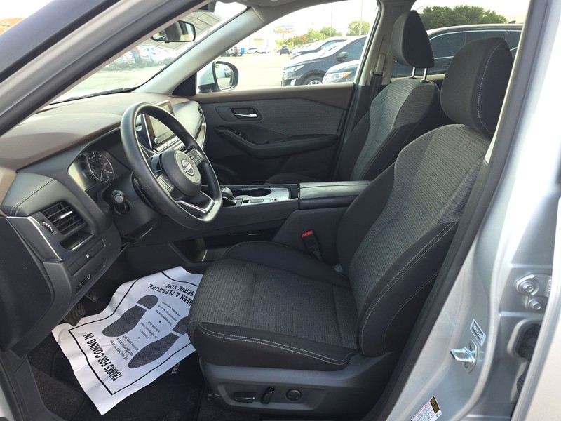 Nissan Rogue Vehicle Full-screen Gallery Image 9