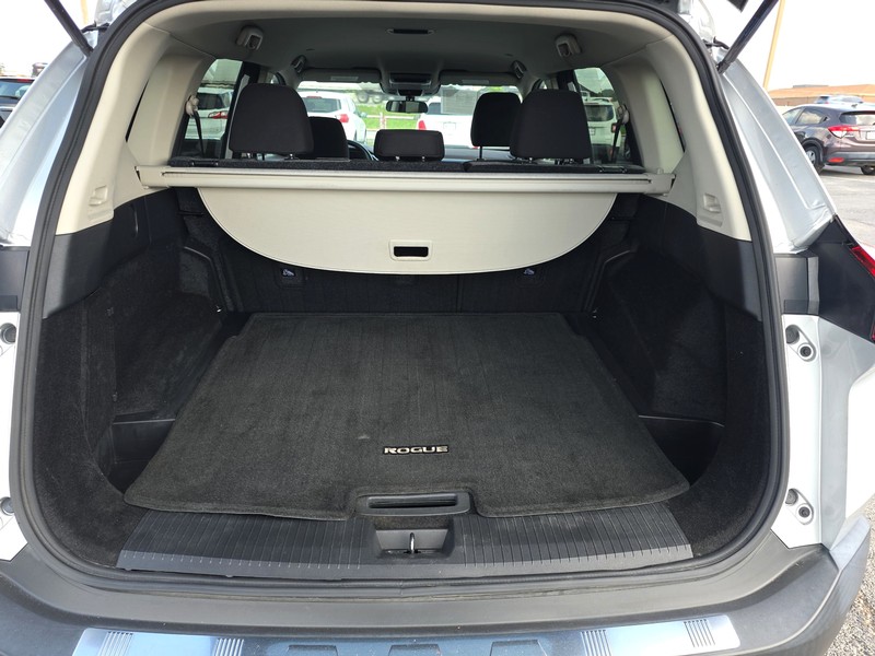 Nissan Rogue Vehicle Full-screen Gallery Image 11