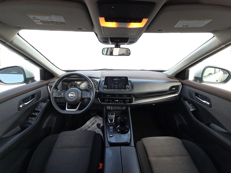 Nissan Rogue Vehicle Full-screen Gallery Image 15