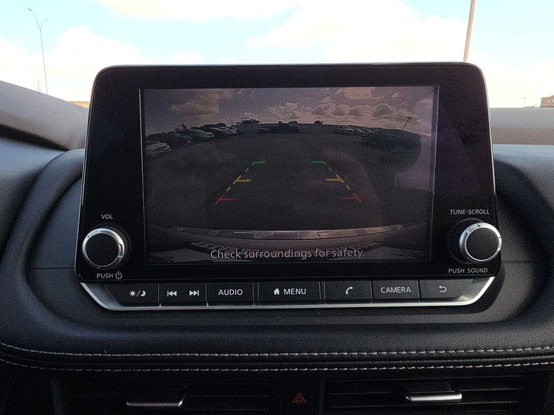 Nissan Rogue Vehicle Full-screen Gallery Image 17