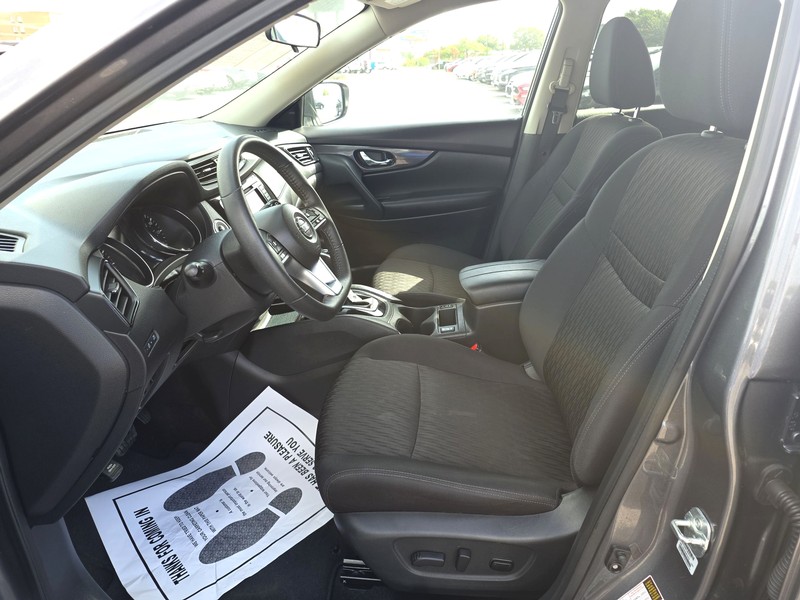 Nissan Rogue Vehicle Full-screen Gallery Image 9
