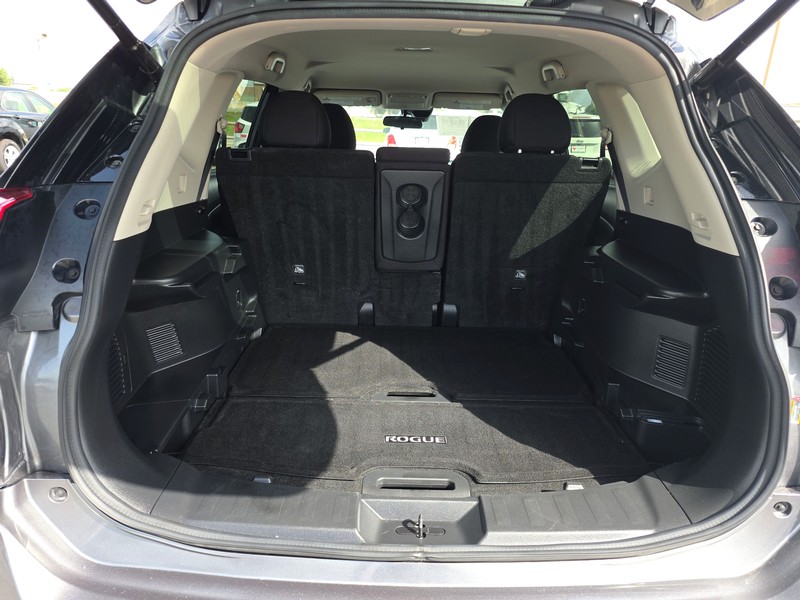 Nissan Rogue Vehicle Full-screen Gallery Image 11
