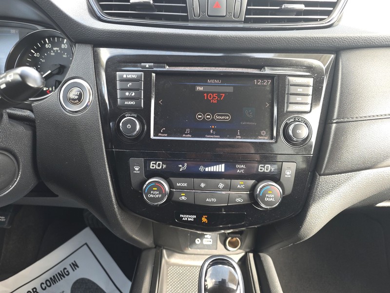 Nissan Rogue Vehicle Full-screen Gallery Image 12