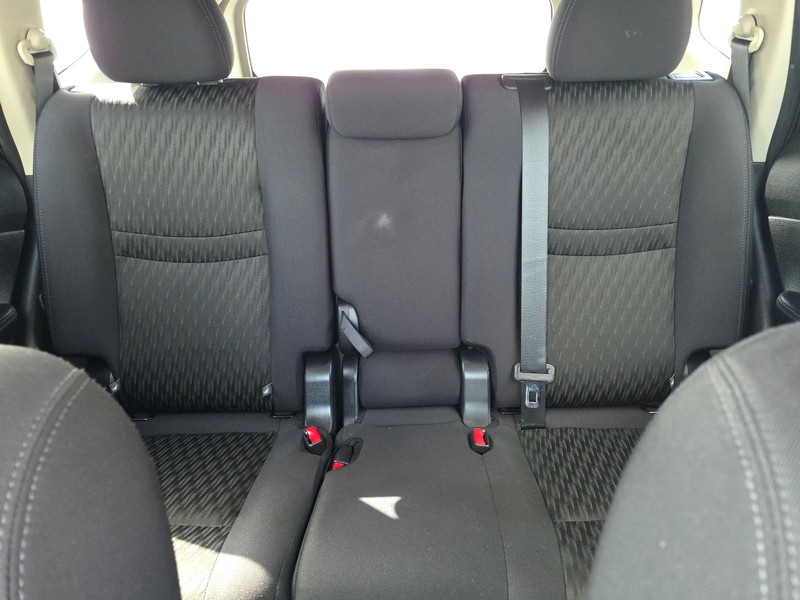 Nissan Rogue Vehicle Full-screen Gallery Image 13