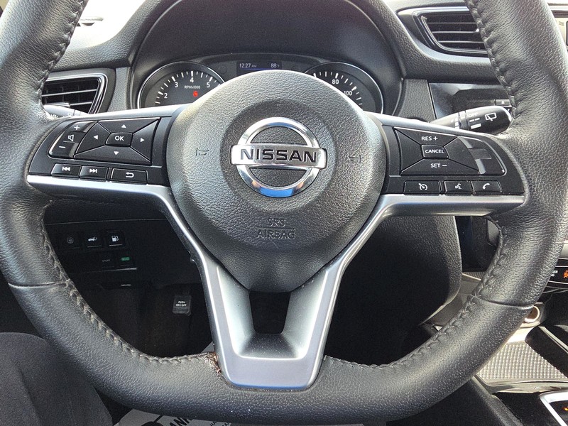 Nissan Rogue Vehicle Full-screen Gallery Image 14