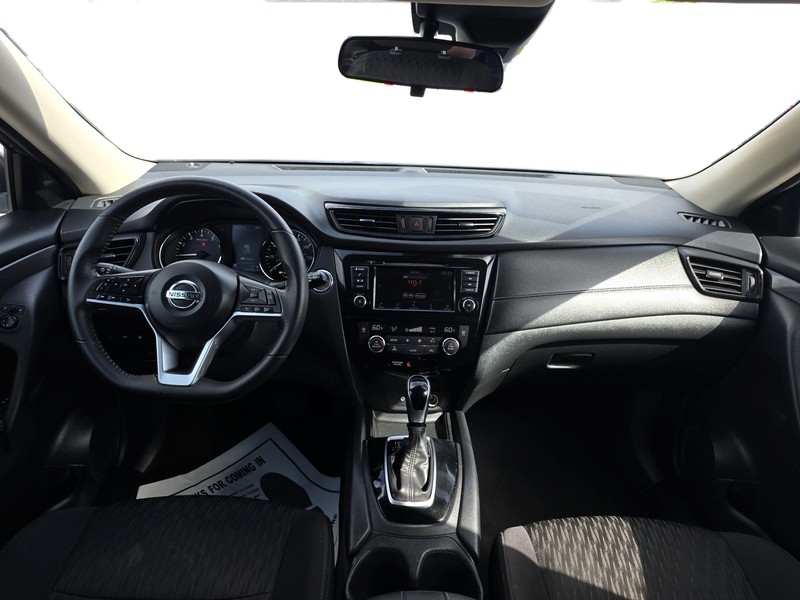 Nissan Rogue Vehicle Full-screen Gallery Image 16