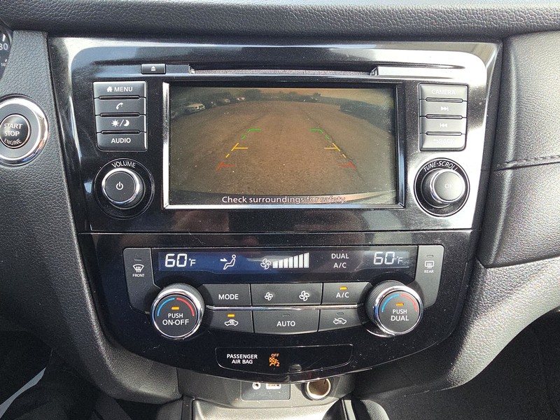 Nissan Rogue Vehicle Full-screen Gallery Image 17