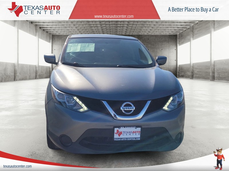 Nissan Rogue Sport Vehicle Full-screen Gallery Image 3