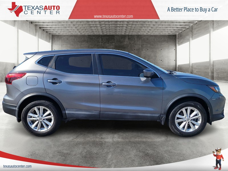 Nissan Rogue Sport Vehicle Full-screen Gallery Image 4