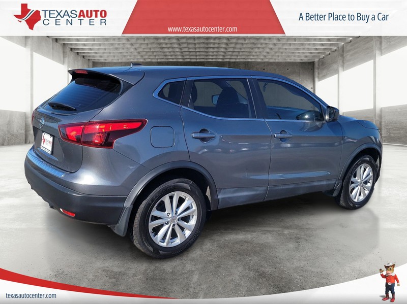 Nissan Rogue Sport Vehicle Full-screen Gallery Image 7