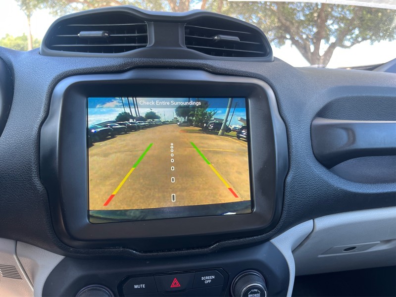 Jeep Renegade Vehicle Full-screen Gallery Image 16