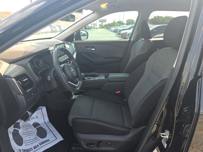 Nissan Rogue Vehicle Full-screen Gallery Image 9