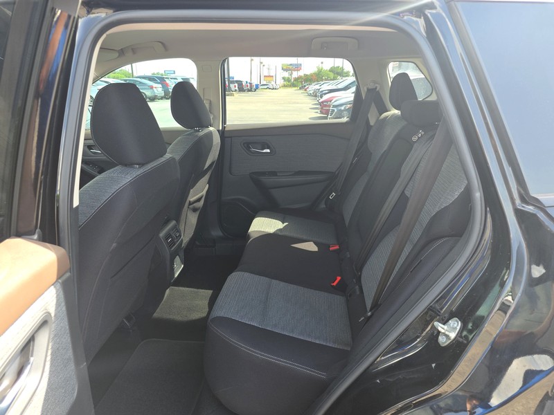 Nissan Rogue Vehicle Full-screen Gallery Image 10