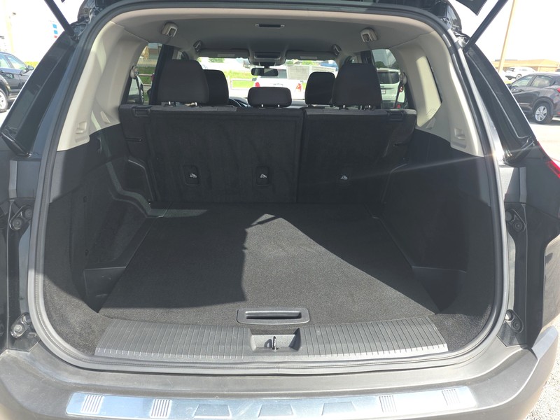 Nissan Rogue Vehicle Full-screen Gallery Image 11
