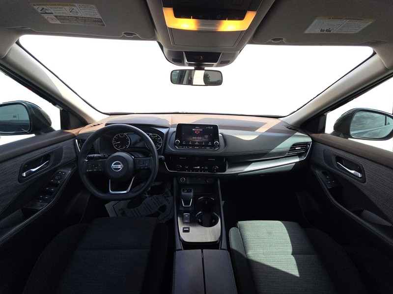 Nissan Rogue Vehicle Full-screen Gallery Image 15