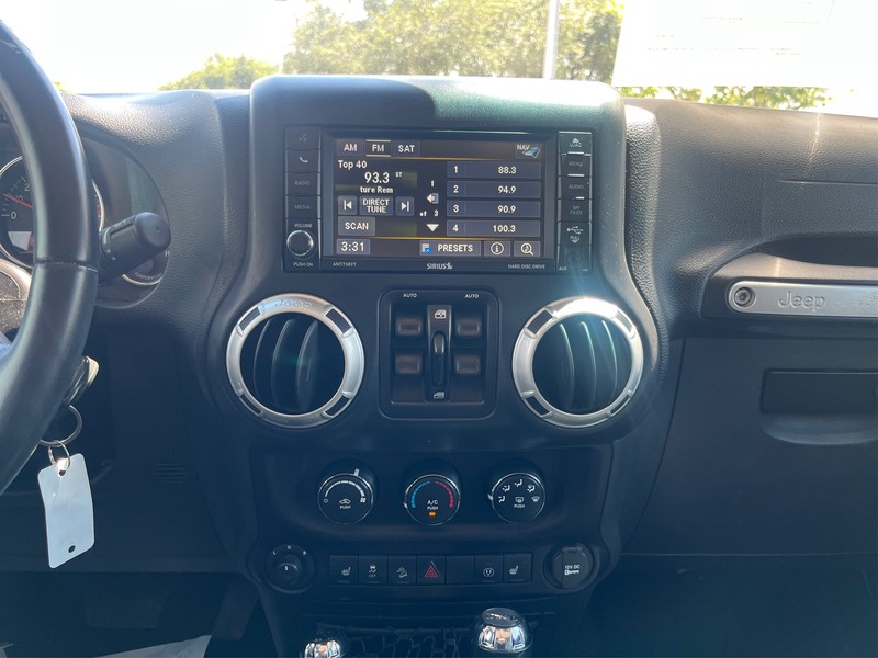 Jeep Wrangler Unlimited Vehicle Full-screen Gallery Image 11