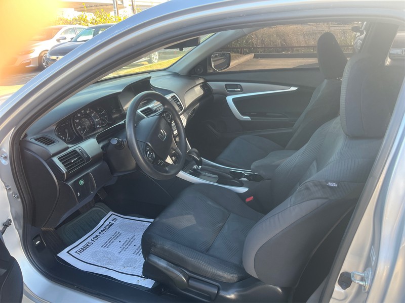 Honda Accord Coupe Vehicle Full-screen Gallery Image 8