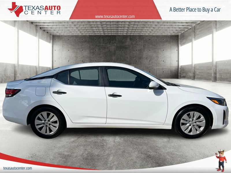 Nissan Sentra Vehicle Full-screen Gallery Image 4