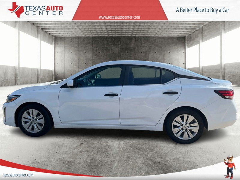 Nissan Sentra Vehicle Full-screen Gallery Image 5