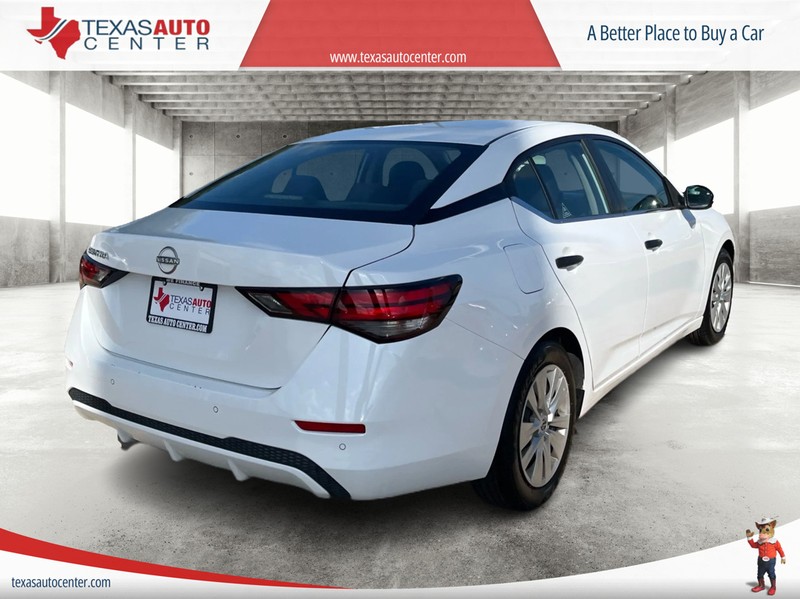 Nissan Sentra Vehicle Full-screen Gallery Image 7
