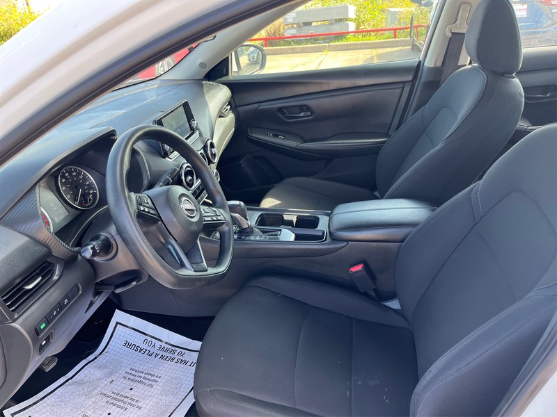 Nissan Sentra Vehicle Full-screen Gallery Image 9