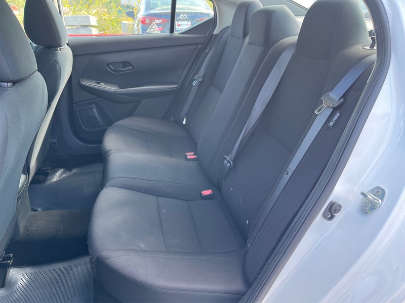 Nissan Sentra Vehicle Full-screen Gallery Image 10