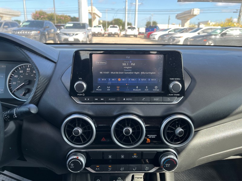 Nissan Sentra Vehicle Full-screen Gallery Image 12