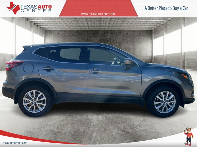 Nissan Rogue Sport Vehicle Full-screen Gallery Image 4