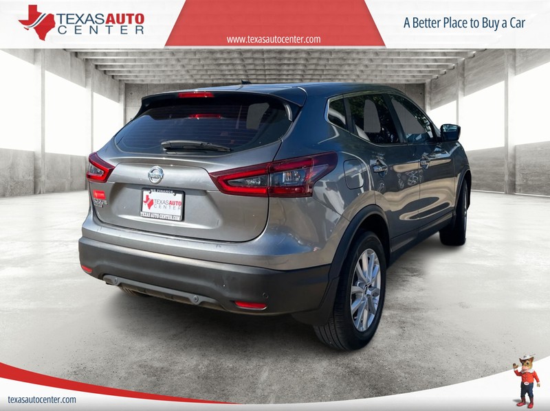 Nissan Rogue Sport Vehicle Full-screen Gallery Image 7