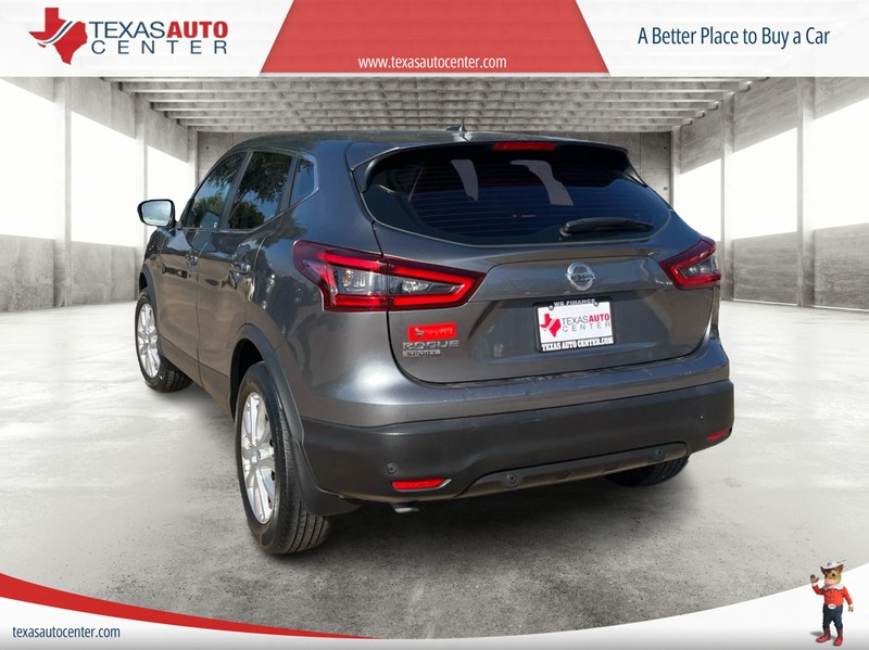 Nissan Rogue Sport Vehicle Full-screen Gallery Image 8