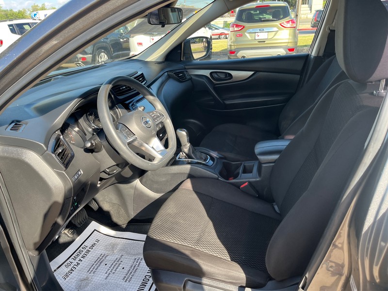 Nissan Rogue Sport Vehicle Full-screen Gallery Image 9