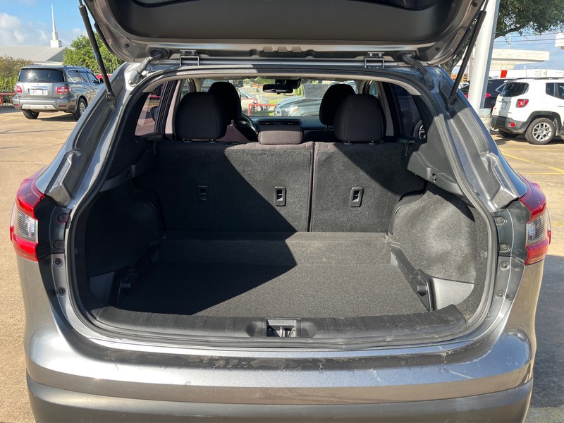 Nissan Rogue Sport Vehicle Full-screen Gallery Image 11