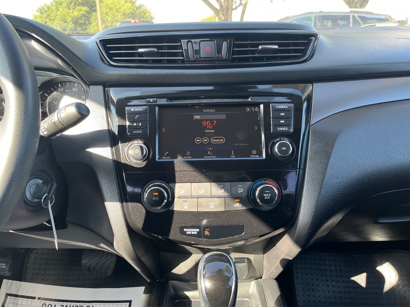 Nissan Rogue Sport Vehicle Full-screen Gallery Image 12