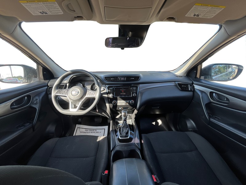 Nissan Rogue Sport Vehicle Full-screen Gallery Image 15