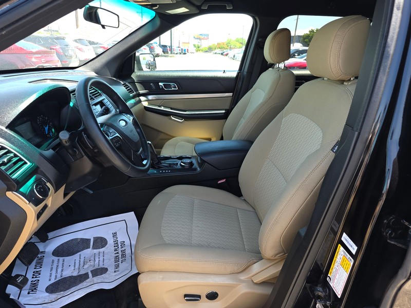 Ford Explorer Vehicle Full-screen Gallery Image 9