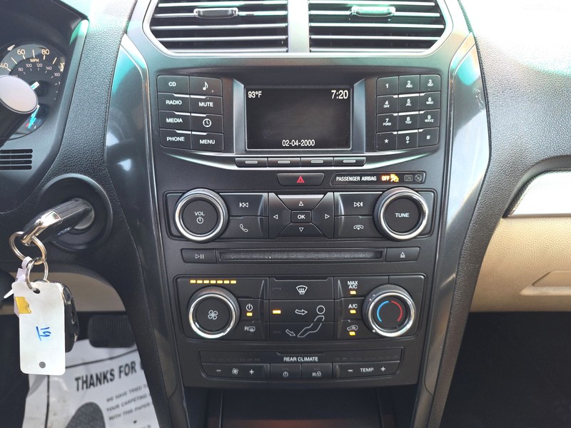 Ford Explorer Vehicle Full-screen Gallery Image 12
