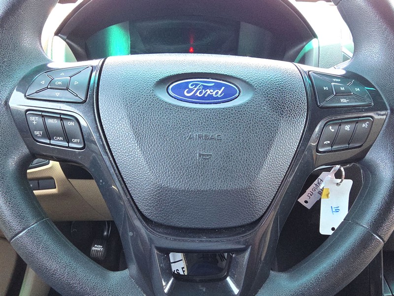Ford Explorer Vehicle Full-screen Gallery Image 14