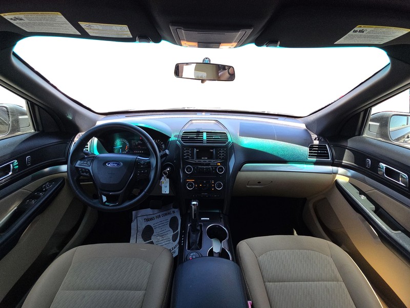 Ford Explorer Vehicle Full-screen Gallery Image 15
