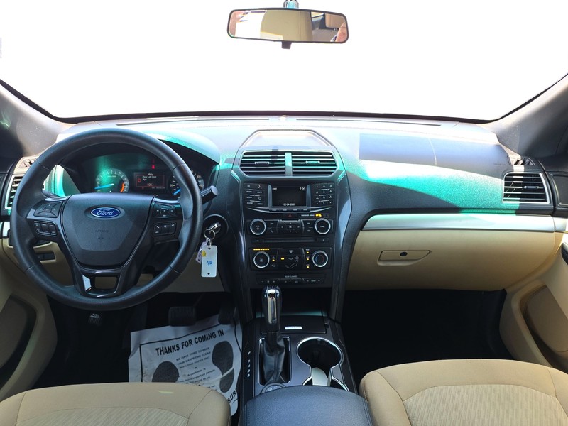 Ford Explorer Vehicle Full-screen Gallery Image 16