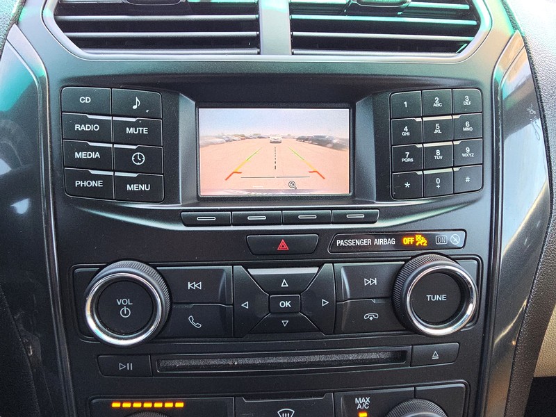 Ford Explorer Vehicle Full-screen Gallery Image 17