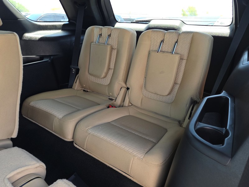 Ford Explorer Vehicle Full-screen Gallery Image 18