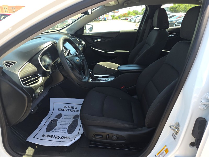 Chevrolet Malibu Vehicle Full-screen Gallery Image 9
