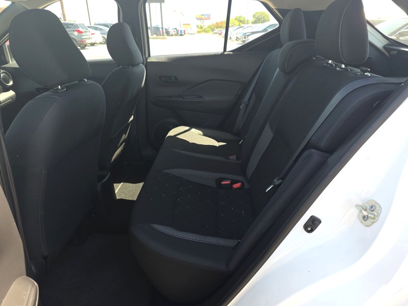 Nissan Kicks Vehicle Full-screen Gallery Image 10
