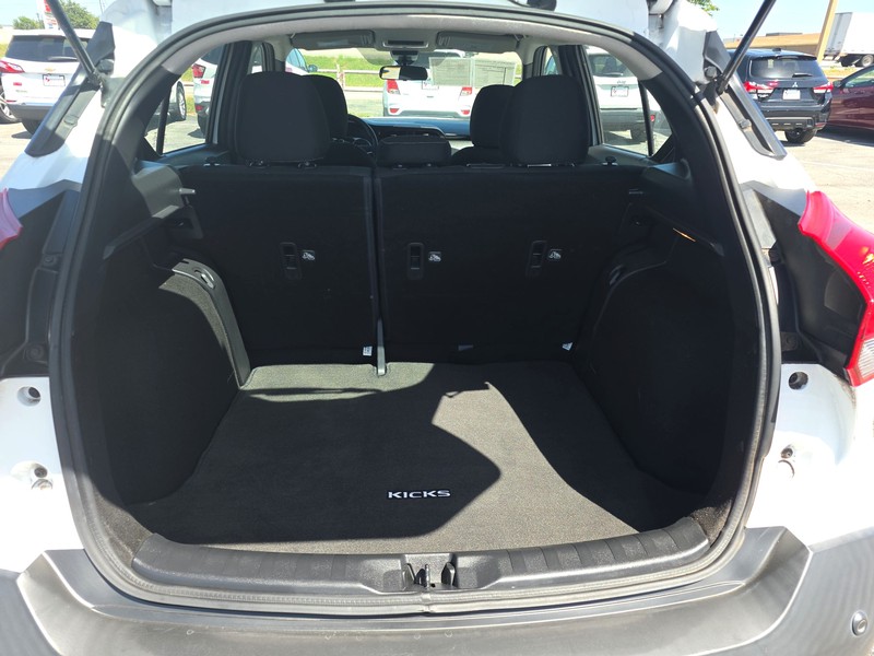 Nissan Kicks Vehicle Full-screen Gallery Image 11