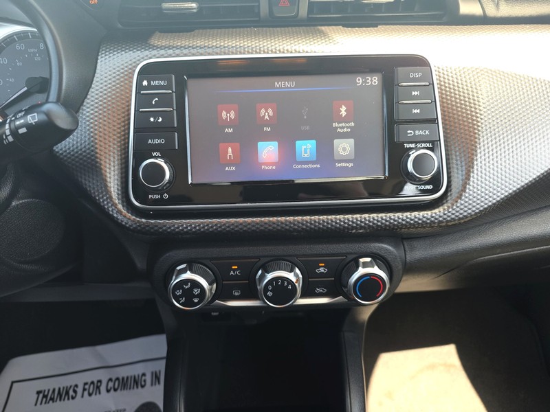 Nissan Kicks Vehicle Full-screen Gallery Image 12
