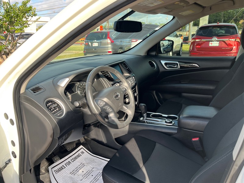 Nissan Pathfinder Vehicle Full-screen Gallery Image 9