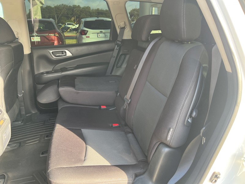Nissan Pathfinder Vehicle Full-screen Gallery Image 10